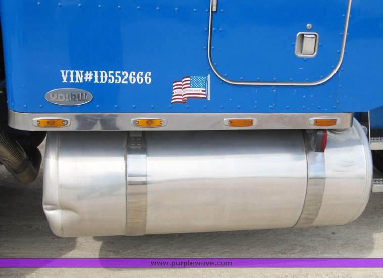 image for item 4011 2001 Peterbilt Conventional 379 semi tractor