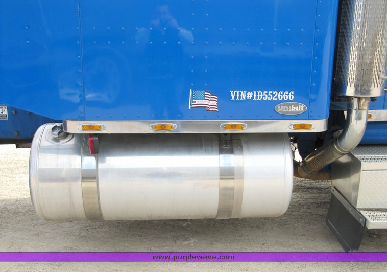 image for item 4011 2001 Peterbilt Conventional 379 semi tractor