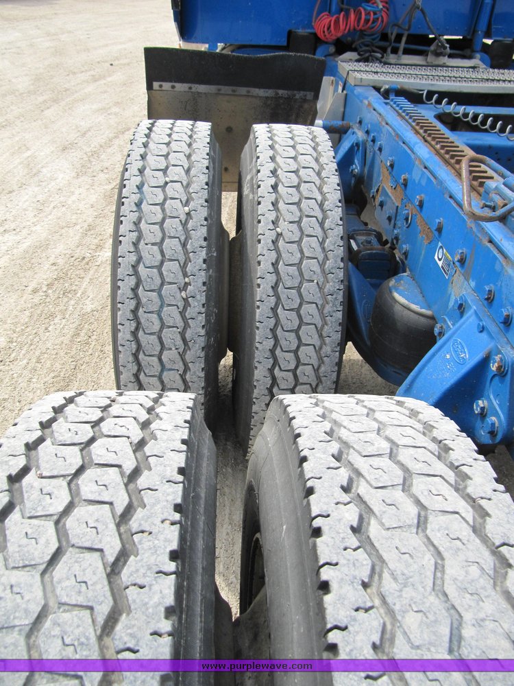 image for item 4011 2001 Peterbilt Conventional 379 semi tractor