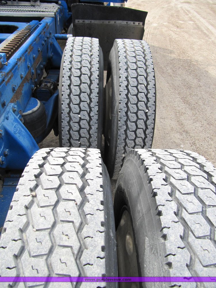 image for item 4011 2001 Peterbilt Conventional 379 semi tractor