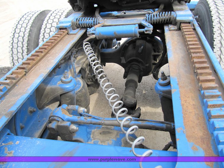 image for item 4011 2001 Peterbilt Conventional 379 semi tractor