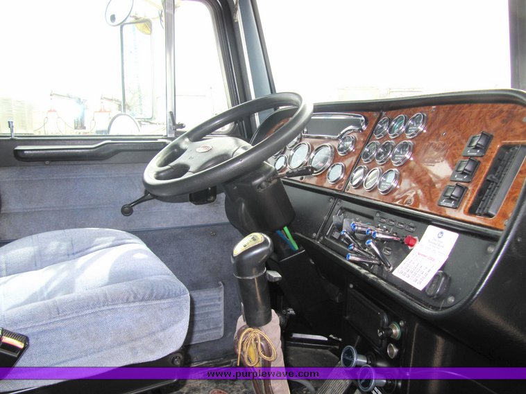 image for item 4011 2001 Peterbilt Conventional 379 semi tractor