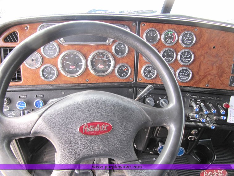 image for item 4011 2001 Peterbilt Conventional 379 semi tractor