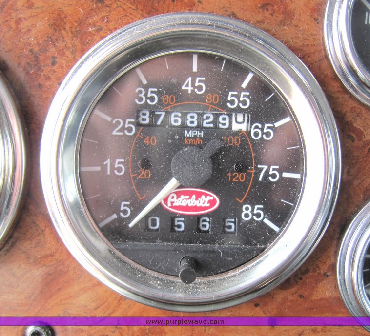 image for item 4011 2001 Peterbilt Conventional 379 semi tractor