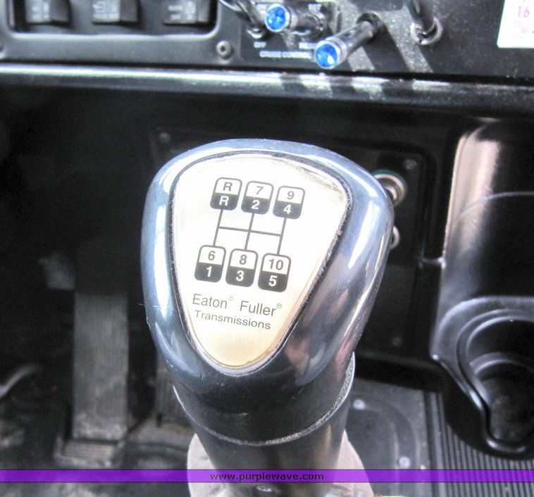 image for item 4011 2001 Peterbilt Conventional 379 semi tractor