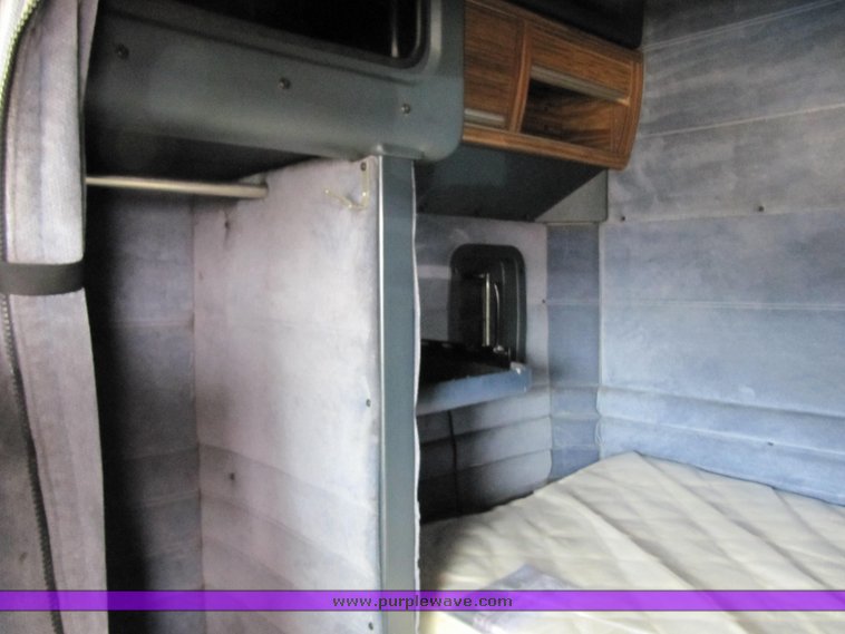 image for item 4011 2001 Peterbilt Conventional 379 semi tractor