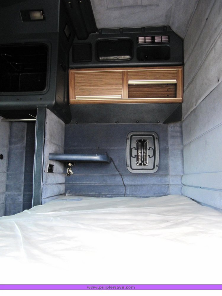 image for item 4011 2001 Peterbilt Conventional 379 semi tractor