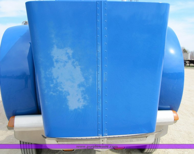 image for item 4011 2001 Peterbilt Conventional 379 semi tractor