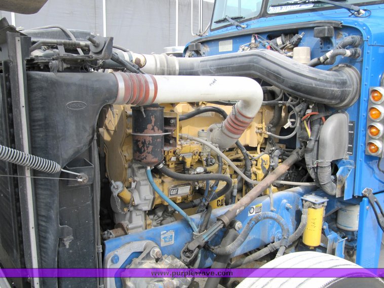 image for item 4011 2001 Peterbilt Conventional 379 semi tractor