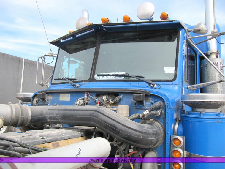 image for item 4011 2001 Peterbilt Conventional 379 semi tractor