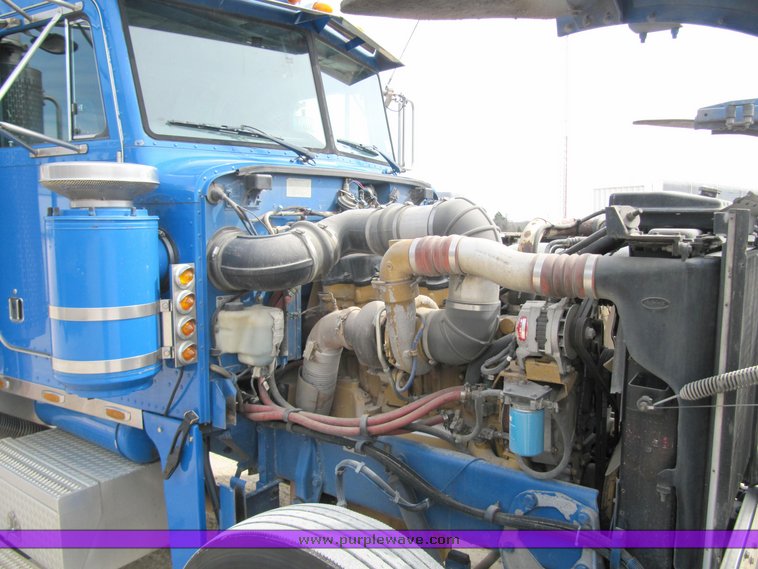 image for item 4011 2001 Peterbilt Conventional 379 semi tractor