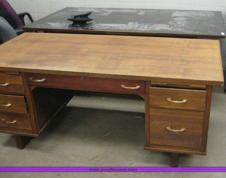 Assorted office furniture in Des Moines, IA Item 7935 sold Purple Wave