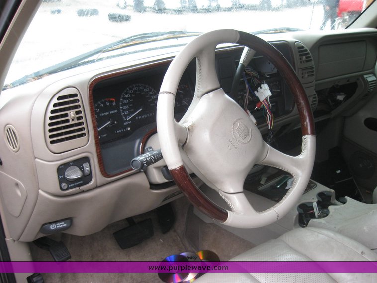 image for item 2093 2000 Cadillac Escalade