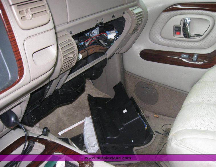 image for item 2093 2000 Cadillac Escalade