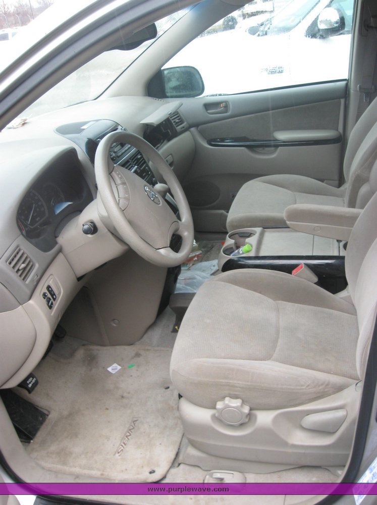 image for item 2096 2004 Toyota Sienna