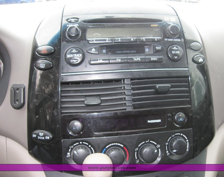 image for item 2096 2004 Toyota Sienna