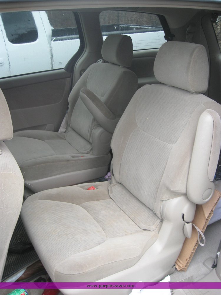 image for item 2096 2004 Toyota Sienna