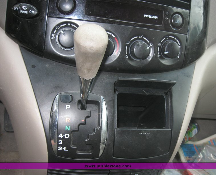 image for item 2096 2004 Toyota Sienna