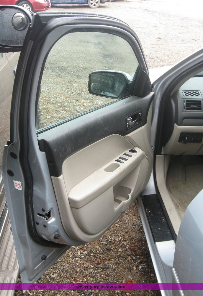 image for item 2105 2006 Ford Fusion SE