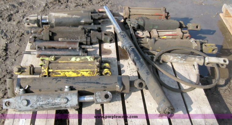 image for item 3414 Assorted hydraulic cylinders and parts