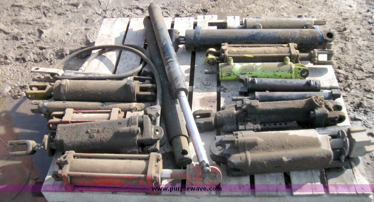 image for item 3414 Assorted hydraulic cylinders and parts