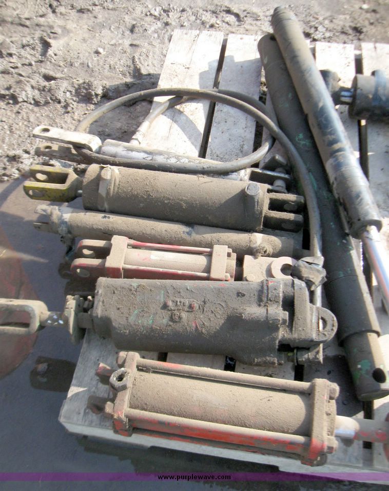 image for item 3414 Assorted hydraulic cylinders and parts