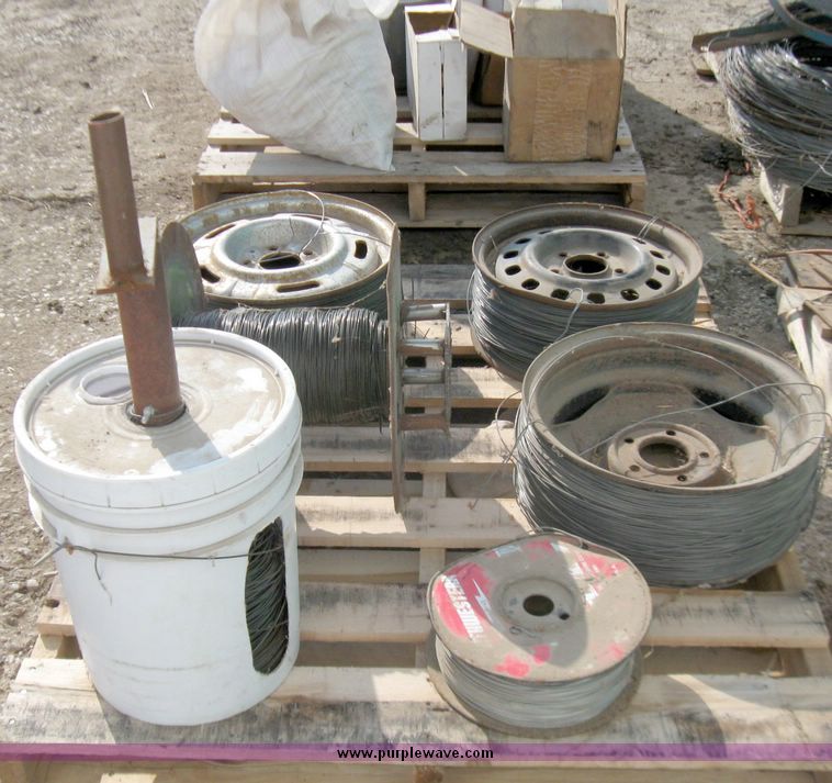 image for item 3416 Assorted electric fence supplies