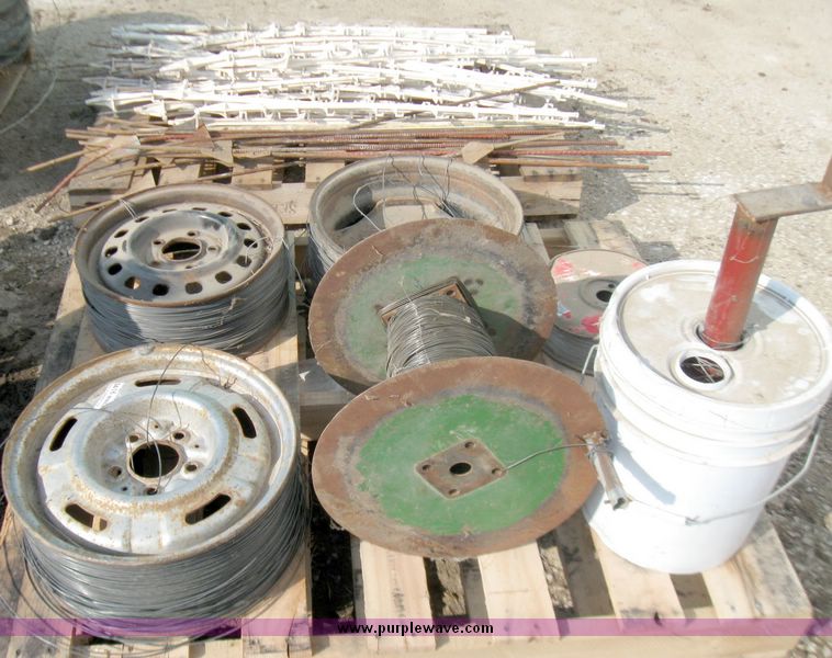 image for item 3416 Assorted electric fence supplies