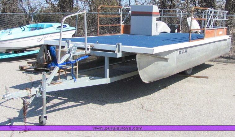image for item 3420 1985 20' pontoon boat