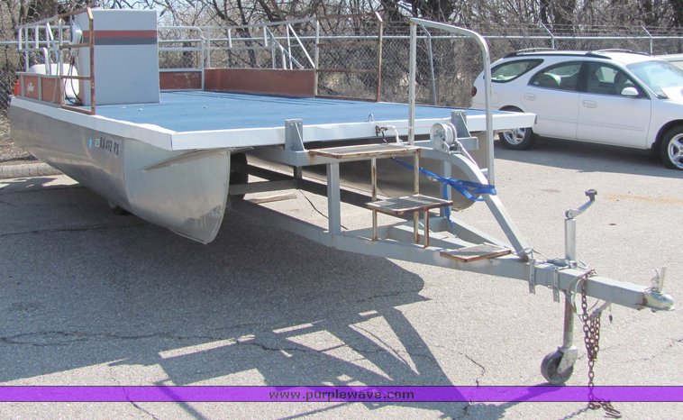 image for item 3420 1985 20' pontoon boat