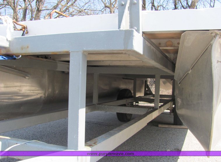 image for item 3420 1985 20' pontoon boat