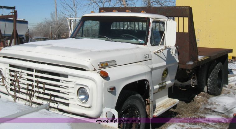 image for item 5313 1970 Ford 600 flatbed truck