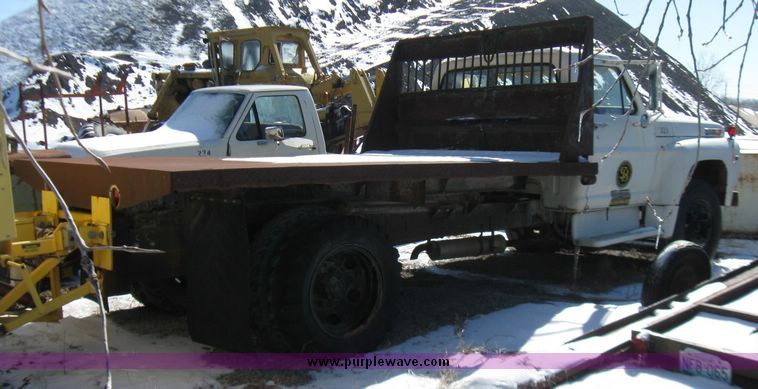 image for item 5313 1970 Ford 600 flatbed truck