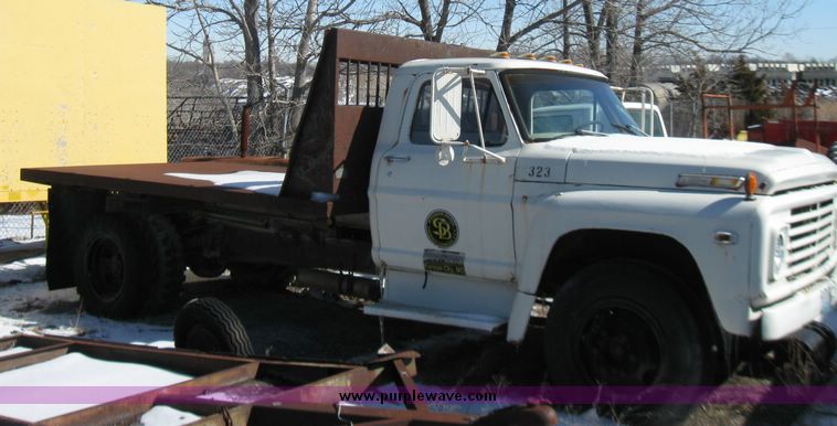 image for item 5313 1970 Ford 600 flatbed truck