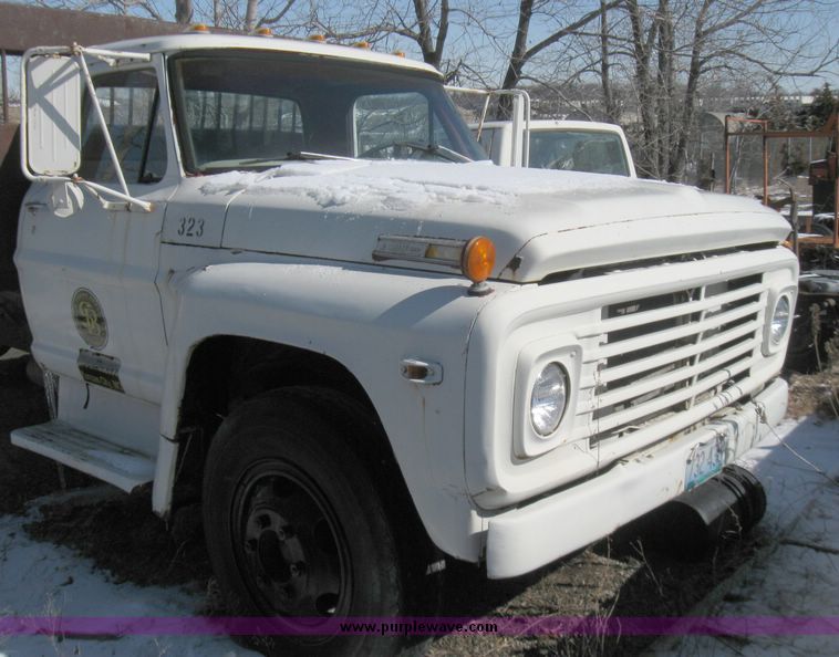 image for item 5313 1970 Ford 600 flatbed truck