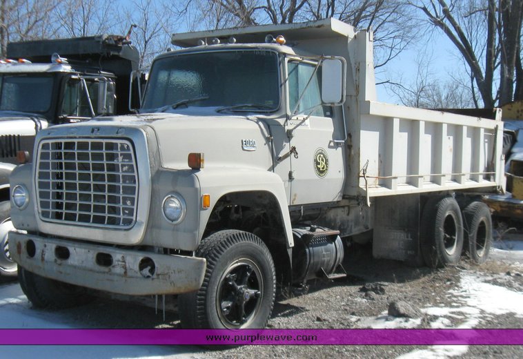 image for item 5318 1976 Ford dump truck