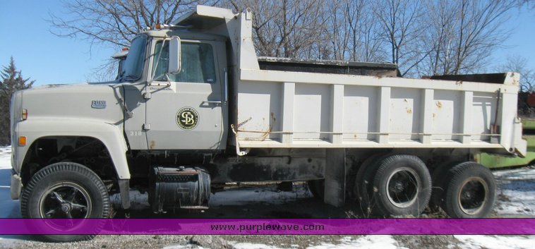 image for item 5318 1976 Ford dump truck