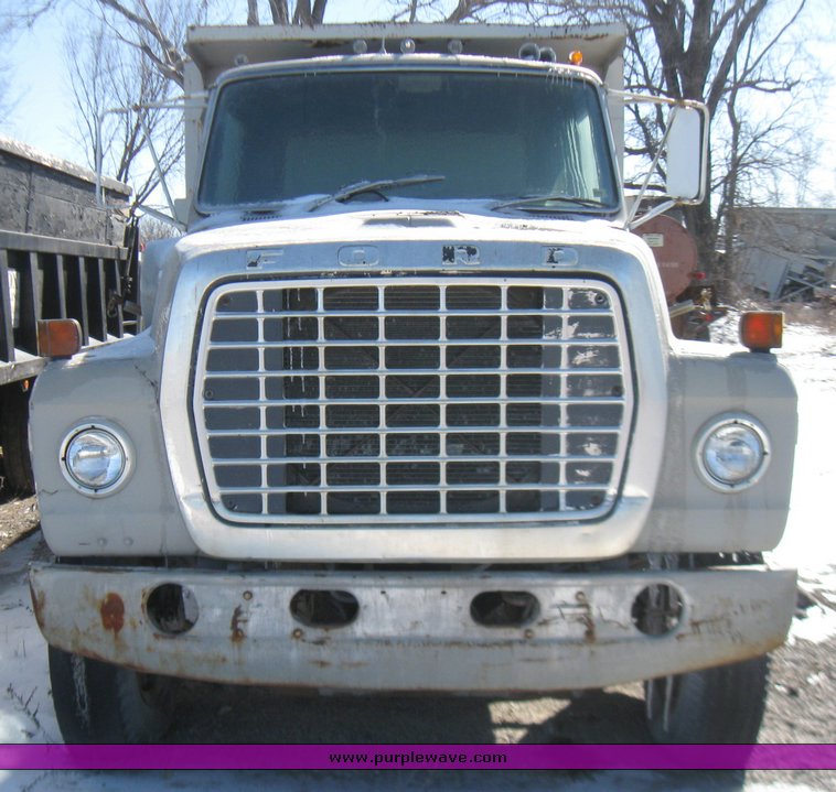image for item 5318 1976 Ford dump truck