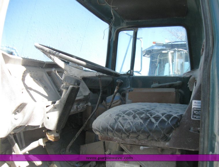 image for item 5318 1976 Ford dump truck