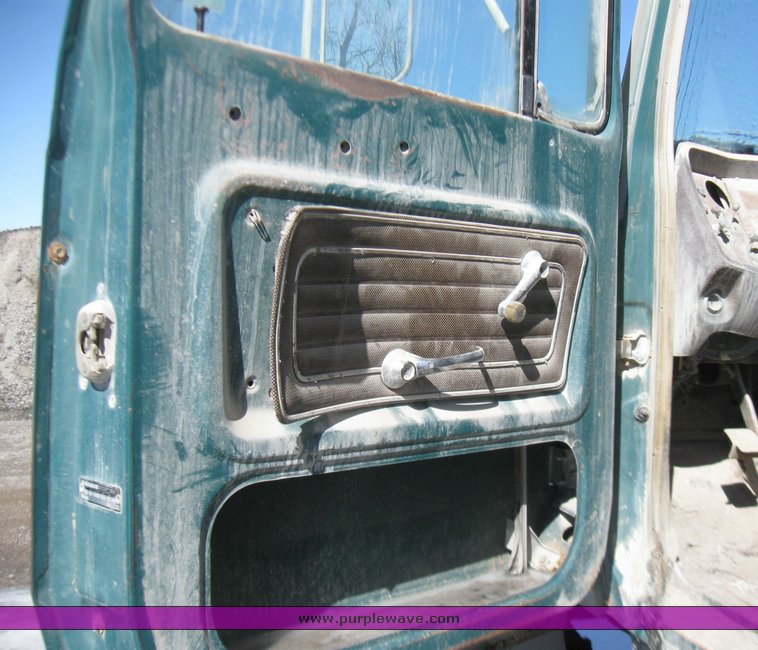 image for item 5318 1976 Ford dump truck