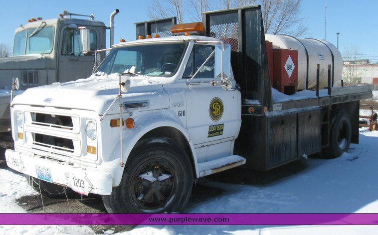 image for item 5440 1971 Chevrolet C/60 service truck