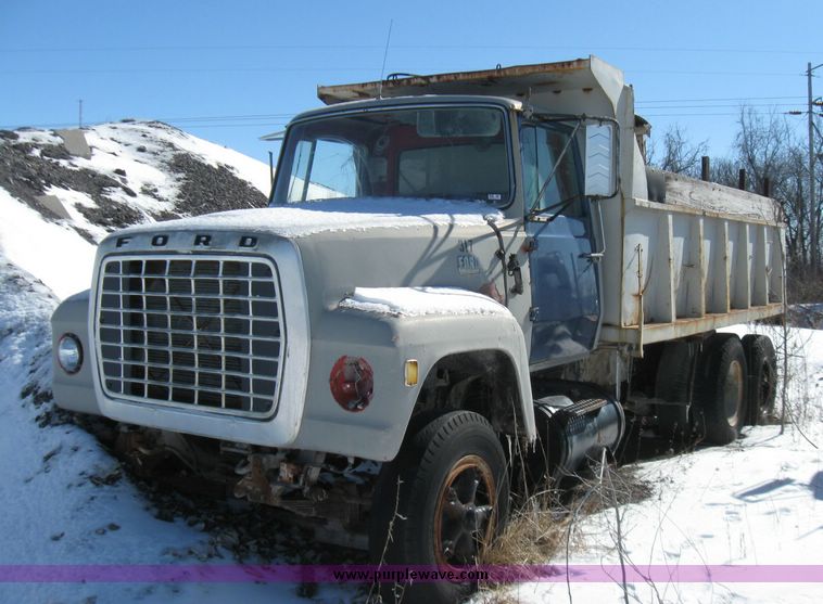 image for item 5448 1974 Ford 880 dump truck