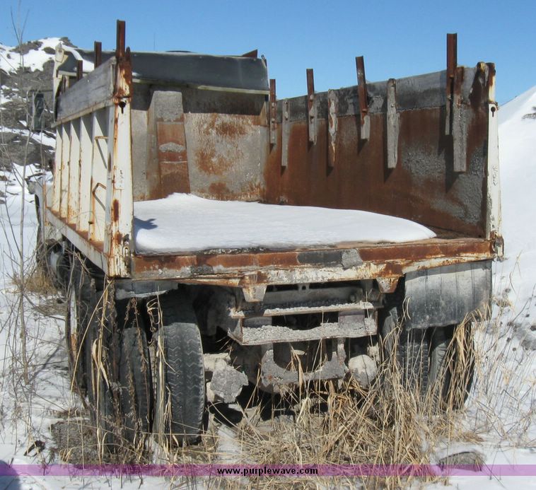 image for item 5448 1974 Ford 880 dump truck