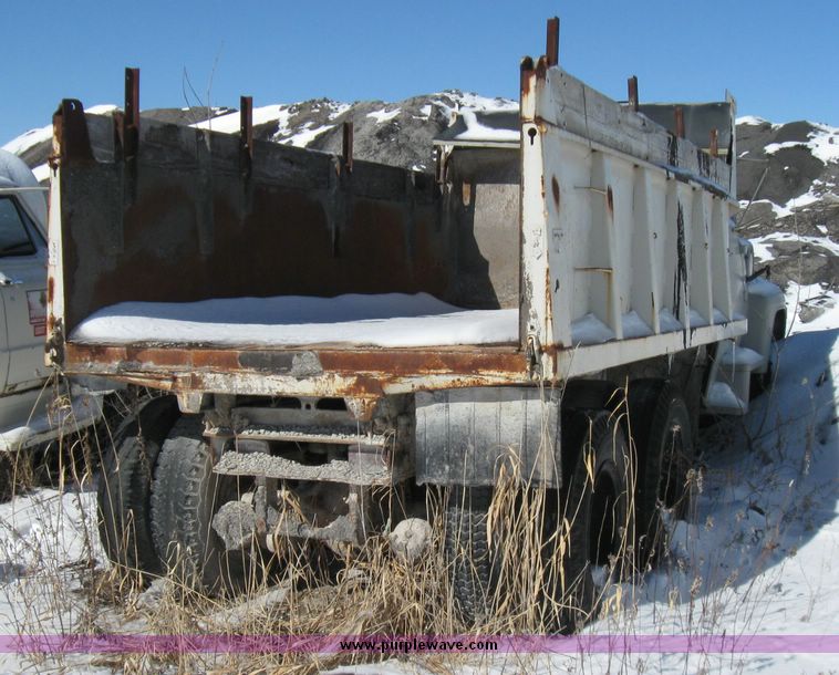 image for item 5448 1974 Ford 880 dump truck