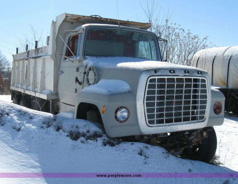 image for item 5448 1974 Ford 880 dump truck
