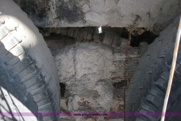 image for item 5448 1974 Ford 880 dump truck