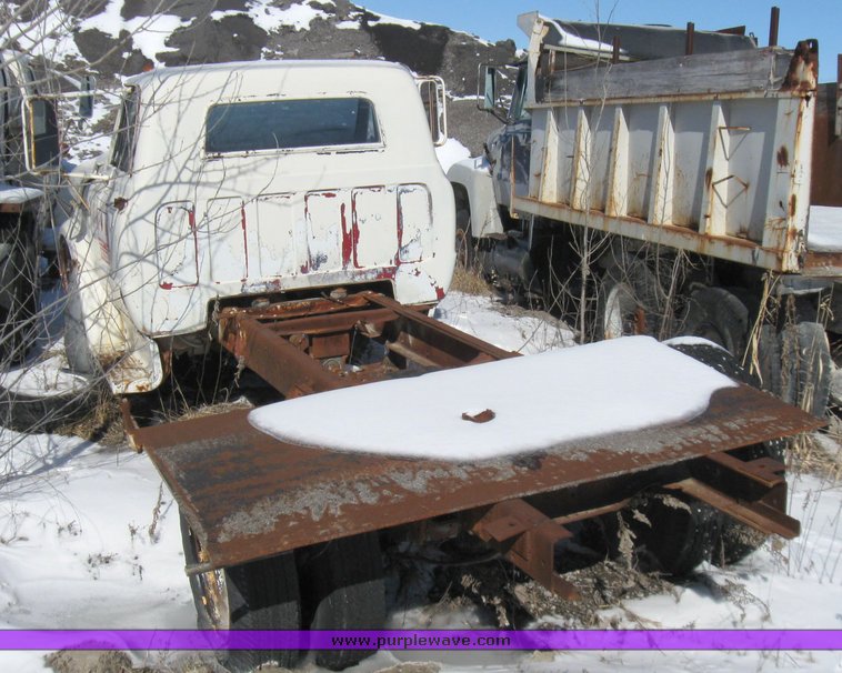 image for item 5449 1971 GMC cab and chassis