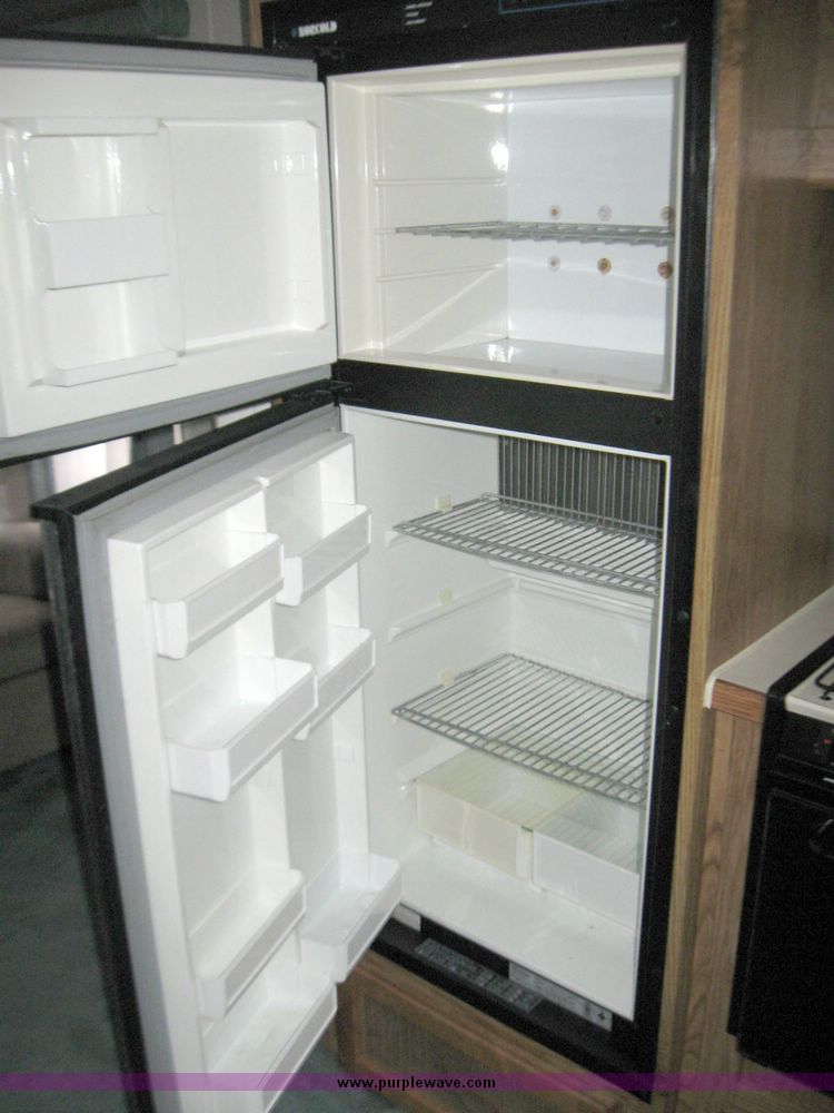 image for item 5570 1993 Sierra by Cobra camper trailer