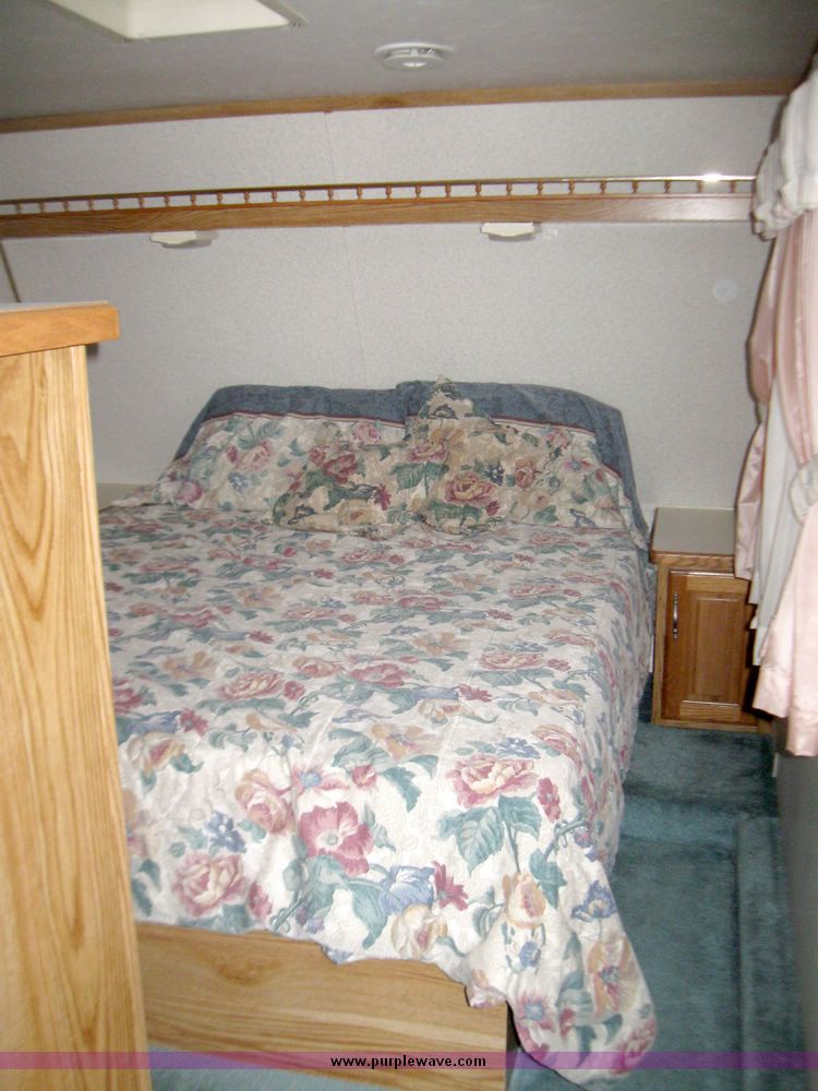 image for item 5570 1993 Sierra by Cobra camper trailer