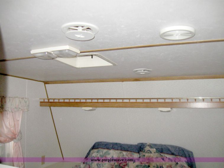 image for item 5570 1993 Sierra by Cobra camper trailer